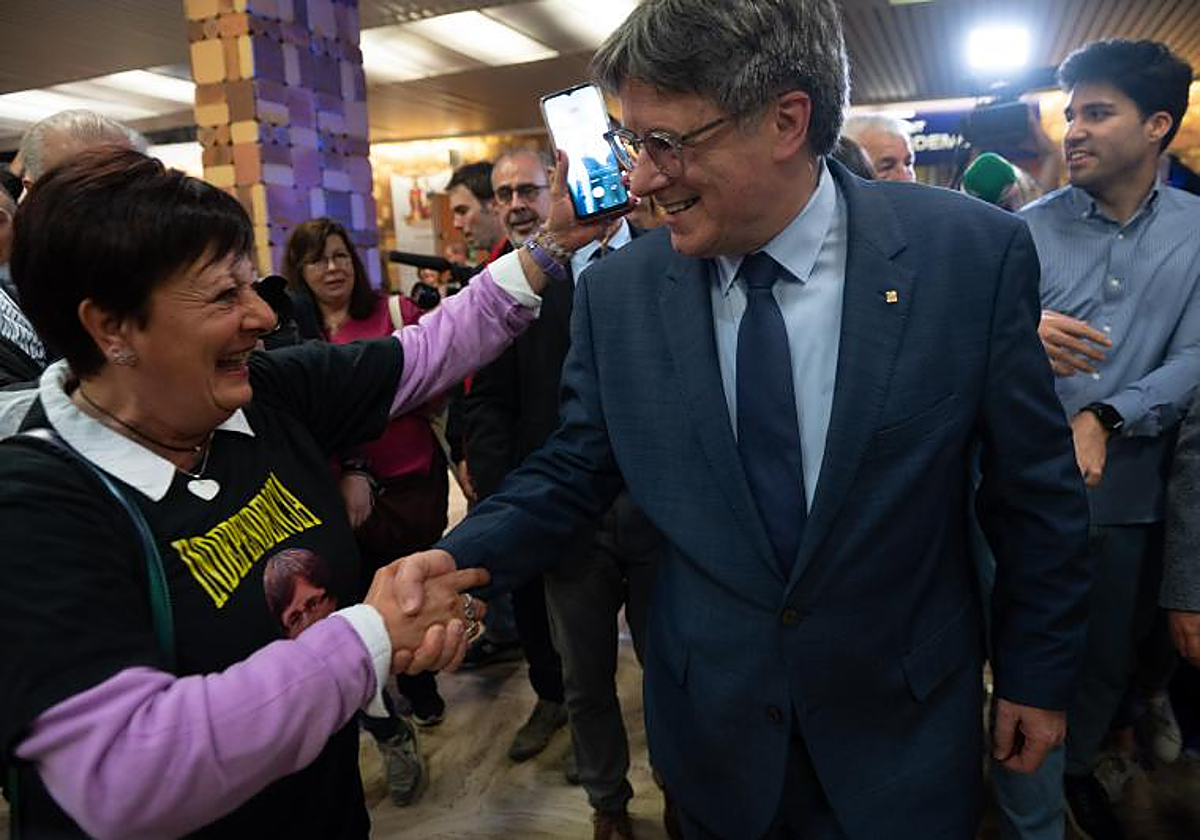 Carles Puigdemont saluda a una seguidora en Elna (Francia), antes de la conferencia que pronunció el líder de Junts la semana pasada