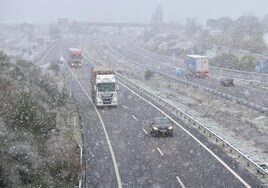 La nieve irrumpe en Castilla y León y deja un Martes Santo en blanco