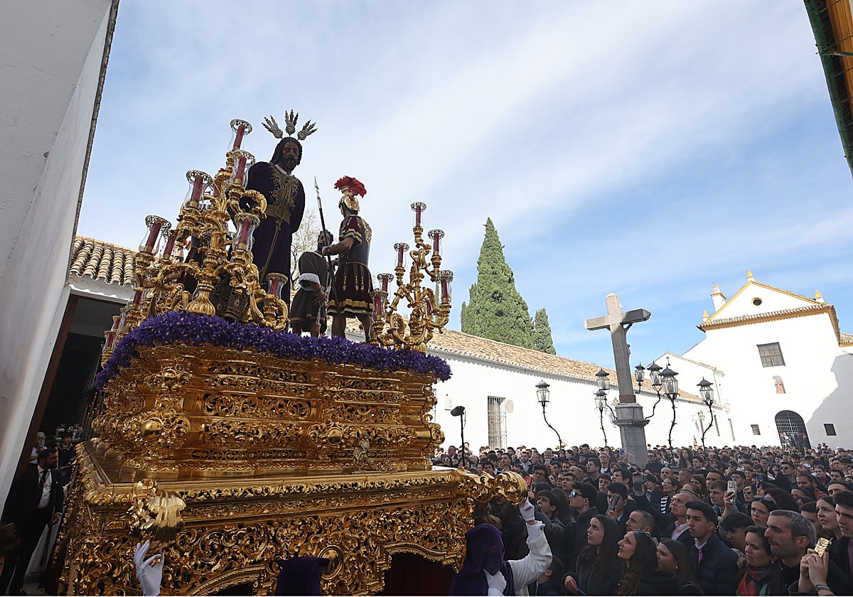 El misterio de la hermandad de la Sangre en su salida por la plaza de Capuchinos