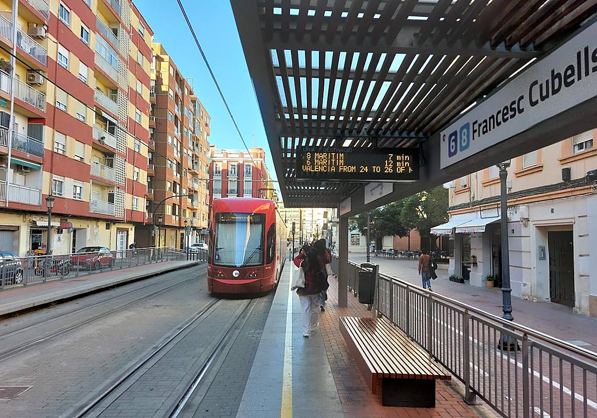 Imagen de un tranvía de Metrovalencia a su paso por la estación de Francesc Cubells