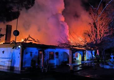 Cuatro dotaciones de bomberos luchan durante horas para controlar un incendio en un chalé de Aranjuez