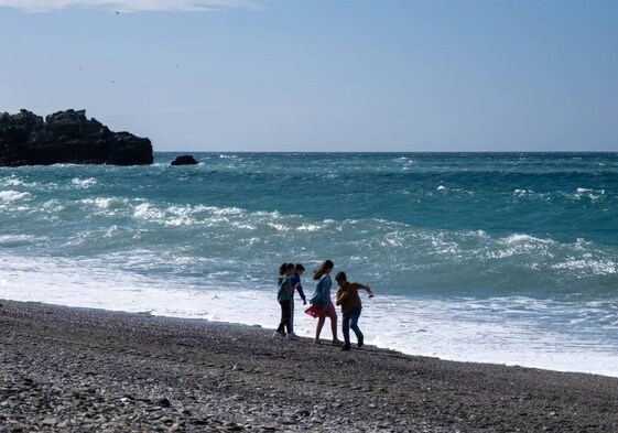 Un grupo de niños juega esta semana en una playa de Almuñécar, en Granada