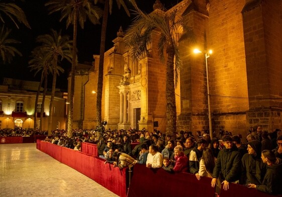Ambiente en carrera oficial para ver a las hermandades en la plaza de la Catedral de Almería.