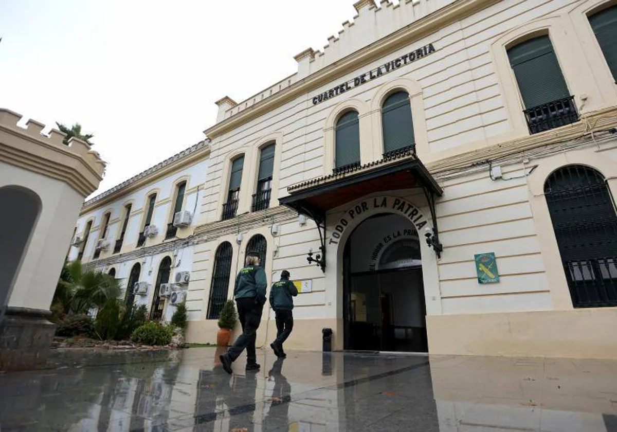 Agentes de la Guardia Civil entrando a la Comandancia de la avenida de Medina Azahara