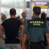 Un pasajero desaparece tras dar un cabezazo en la cara a un guardia civil