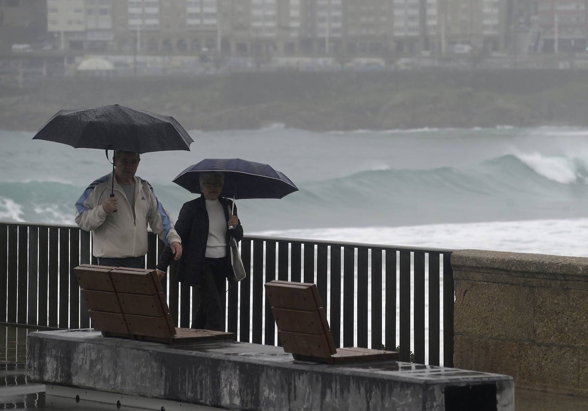 Dos personas bajo la lluvia en La Coruña en una imagen de archivo