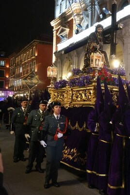 El Nazareno, portado a hombros por los cofrades a su paso por la Plaza Mayor de Valladolid