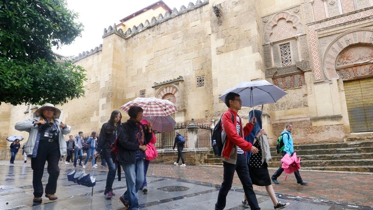 Visitantes junto a la Mezquita-Catedral