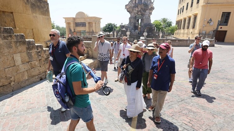 Andalucía abre la puerta a que detectives privados y guías turísticos cuenten con colegios profesionales