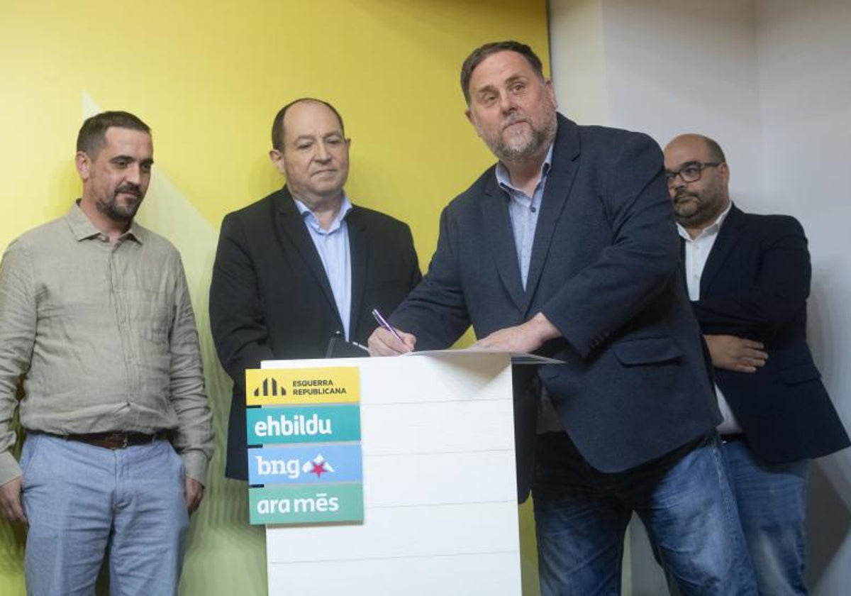 Mateu Mates, Pernando Barrena, Oriol Junqueras y Rubén Cela, el jueves, durante la firma