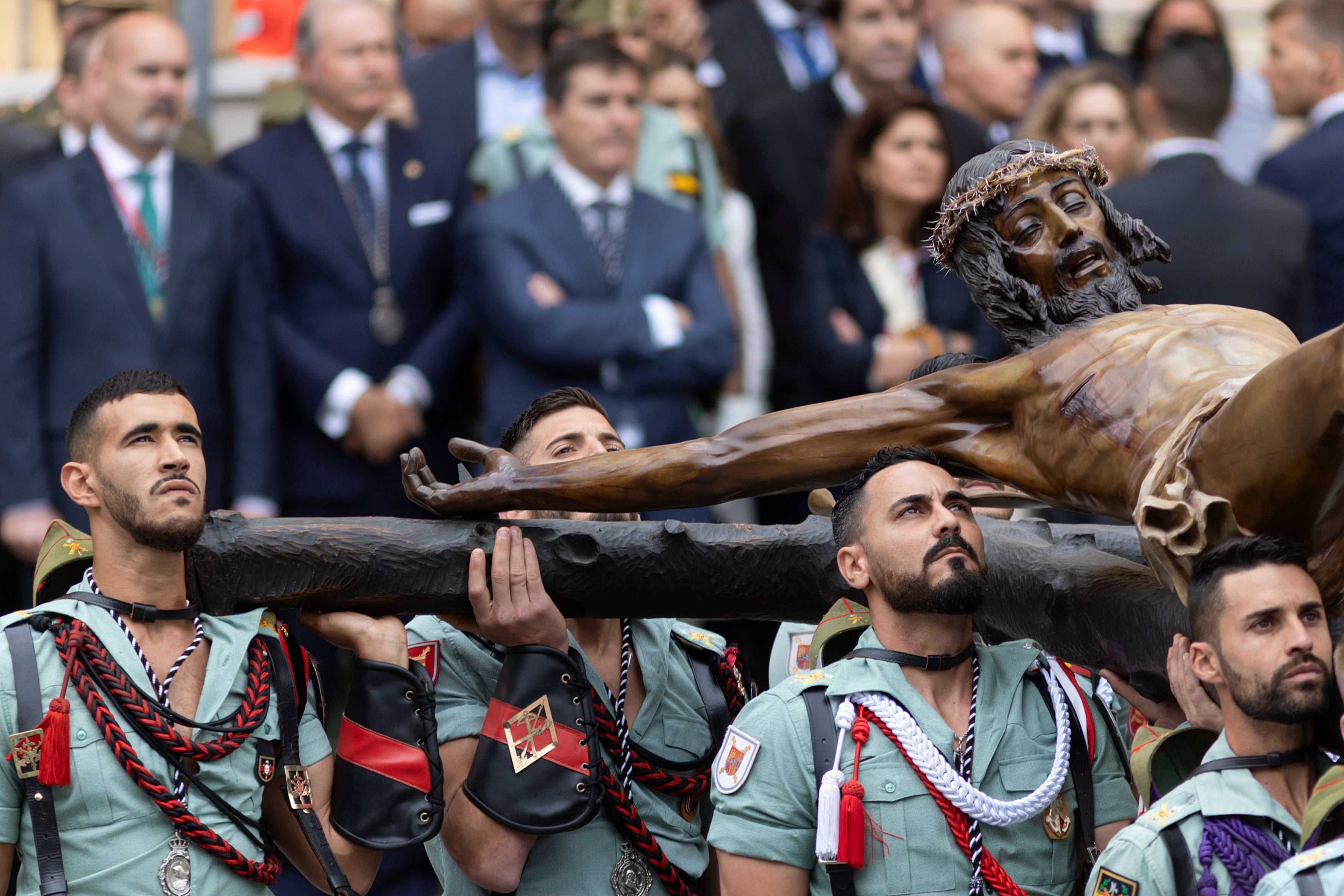 Varios legionarios trasladando al Cristo