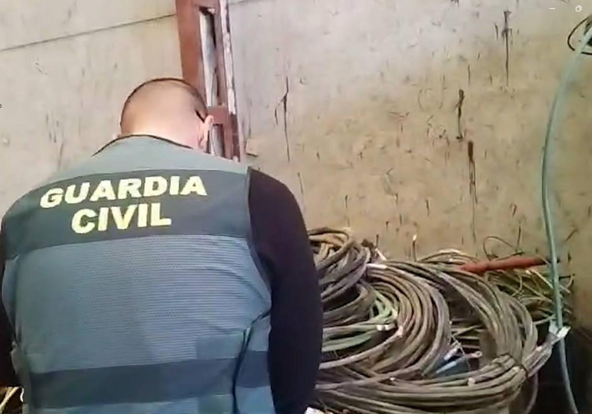 Imagen de un agente de Guardia Civil con parte del cableado robado