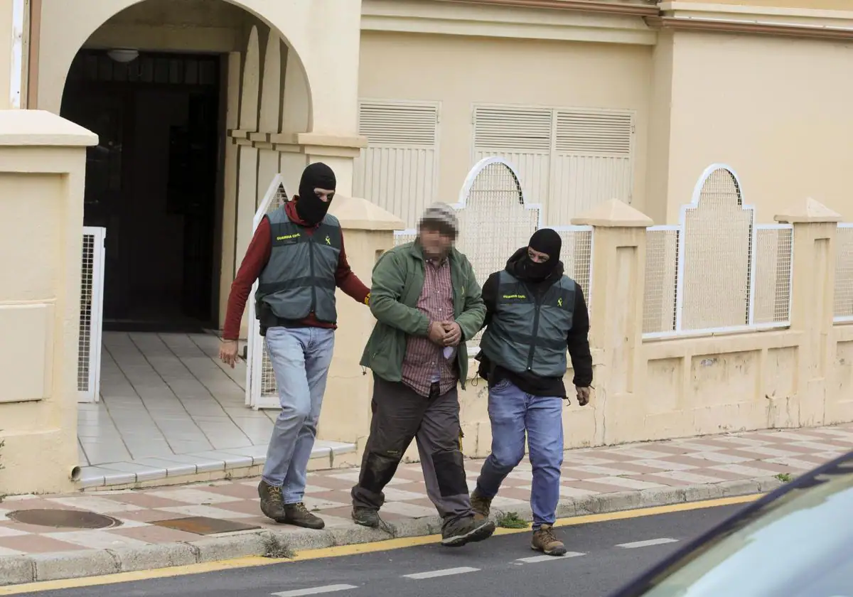 El hombre detenido en La Zubia por dos agentes de la Guardia Civil