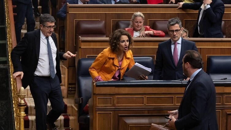 Sánchez adopta la estrategia del barro ante la primavera electoral