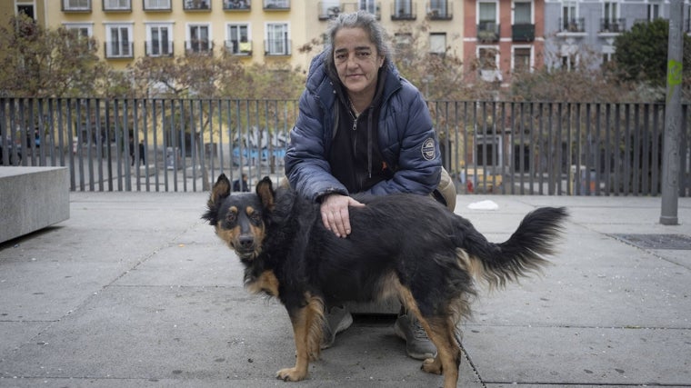 Mónica Crespi, beneficiaria del programa 'Housing first', posa junto a Sara en una plaza de Lavapiés