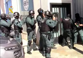 La banda desarticulada por la Guardia Civil en Puente Genil se dedicaba al tráfico de armas y droga