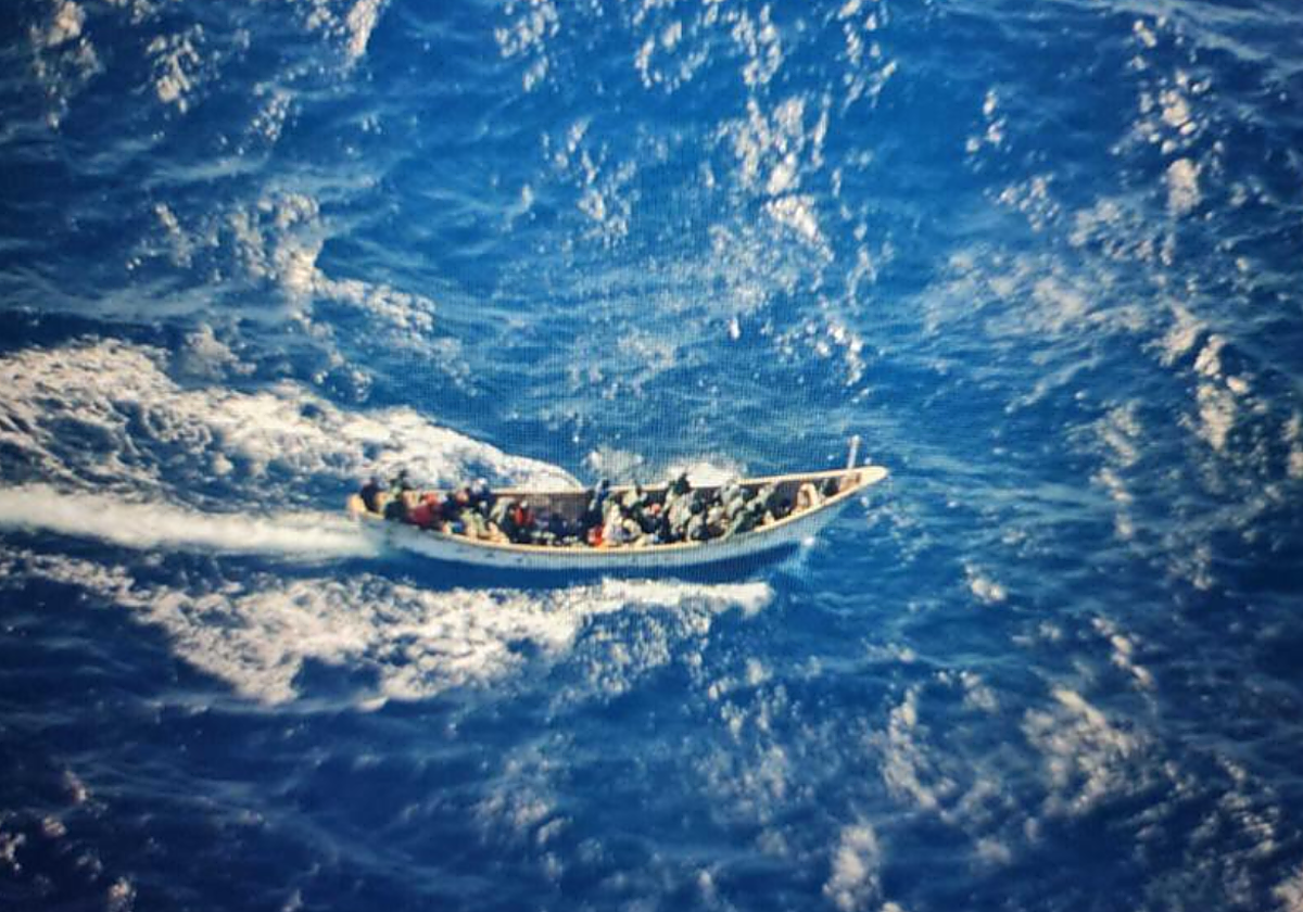 Foto aérea del cayuco tomada por un avión de Salvamento Marítimo tras el avistamiento por un mercante en ruta.