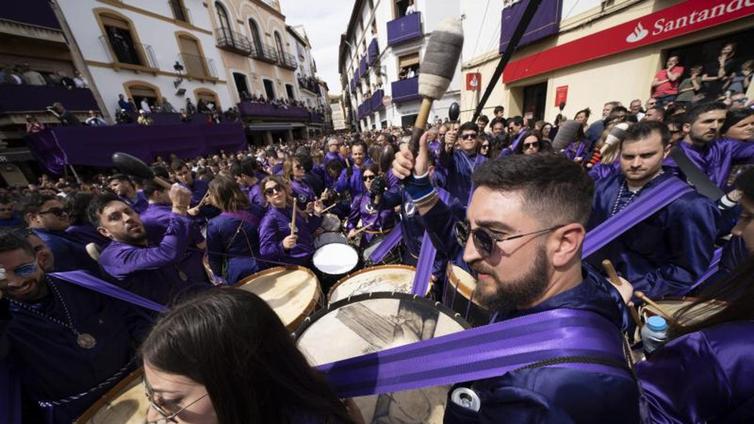 El estruendo de tambores y bombos resuena en la 'Rompida de la Hora' en una mañana soleada en Calanda (Teruel)