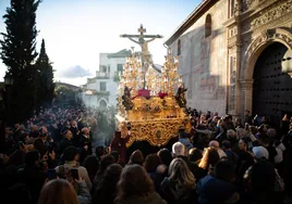 Granada vive un Viernes Santo brillante al que le falta la presencia de la Virgen frente al Cristo de los Favores