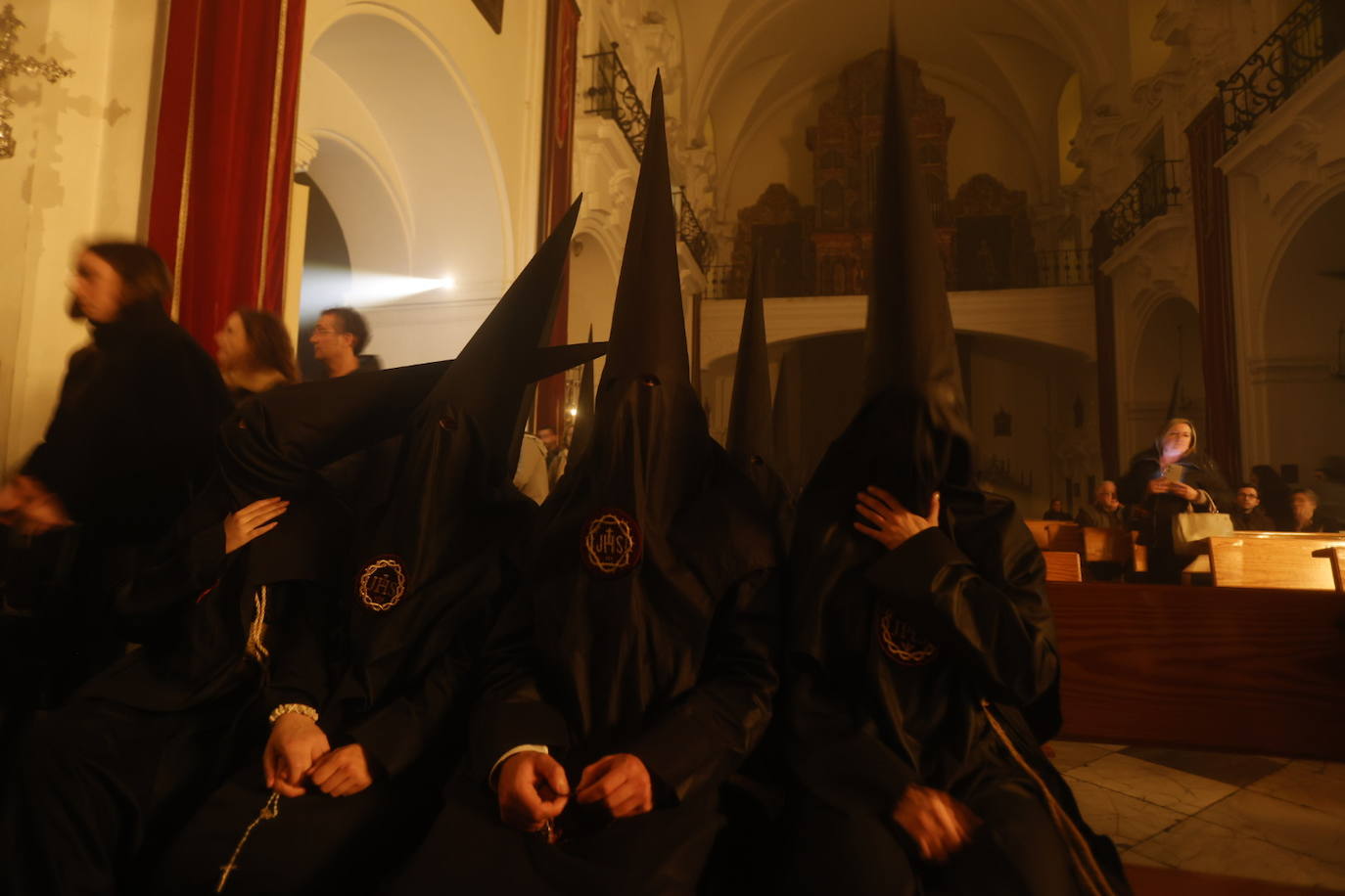 Las imágenes de la Buena Muerte en la Madrugada de la Semana Santa de Córdoba 2024