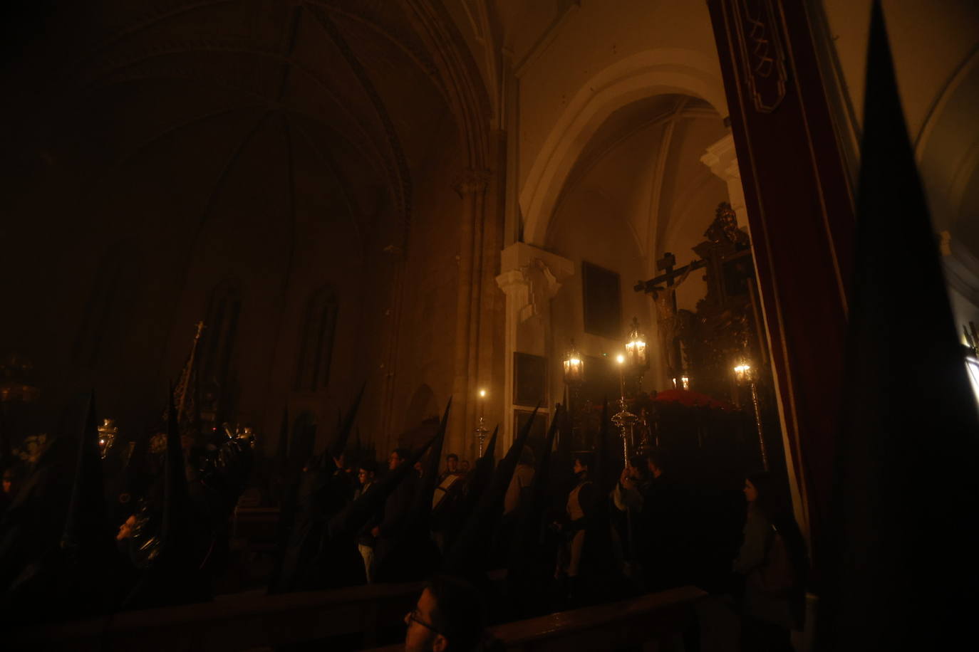 Las imágenes de la Buena Muerte en la Madrugada de la Semana Santa de Córdoba 2024