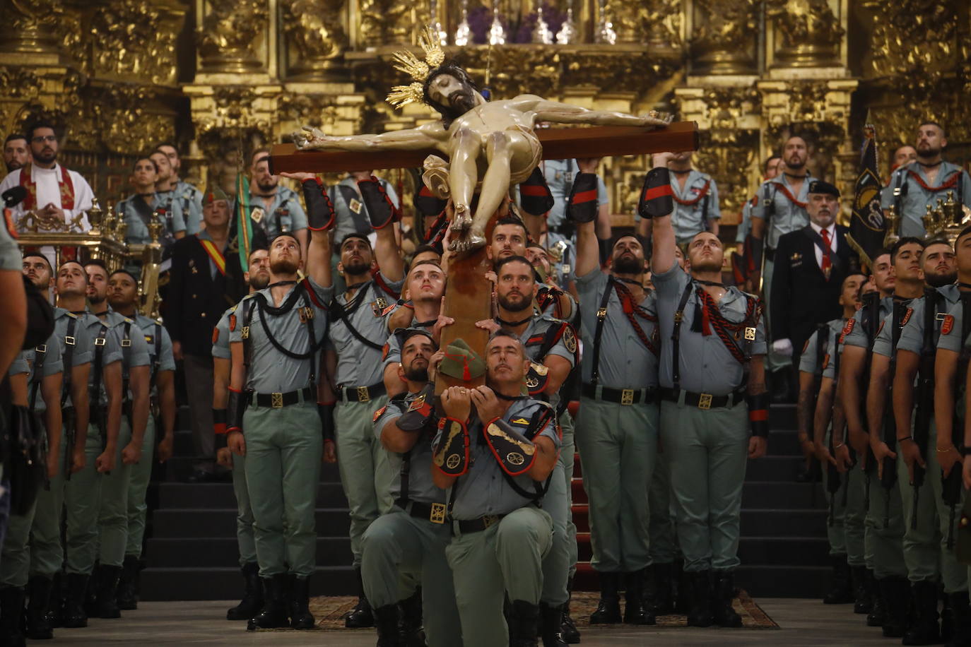 Las imágenes del vía crucis del Señor de la Caridad de Córdoba el Viernes Santo de 2024