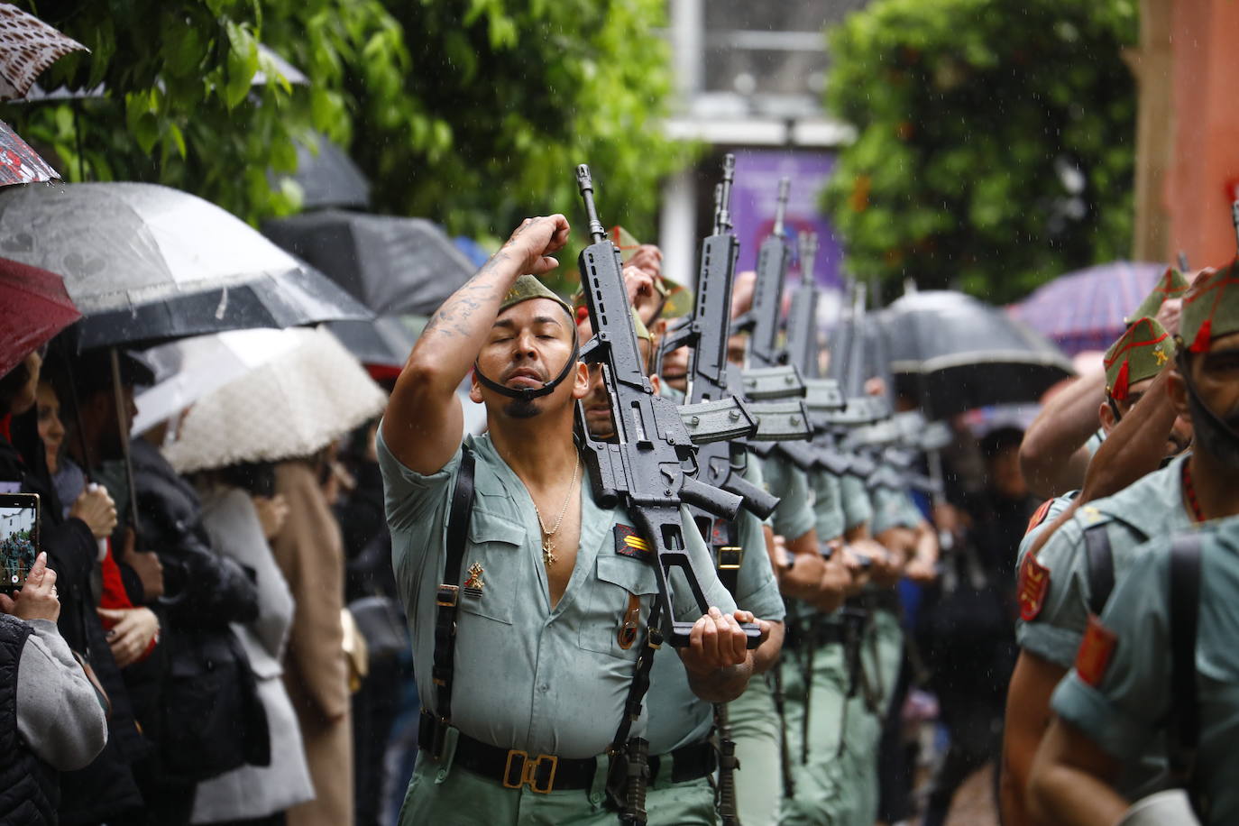 Las imágenes del vía crucis del Señor de la Caridad de Córdoba el Viernes Santo de 2024