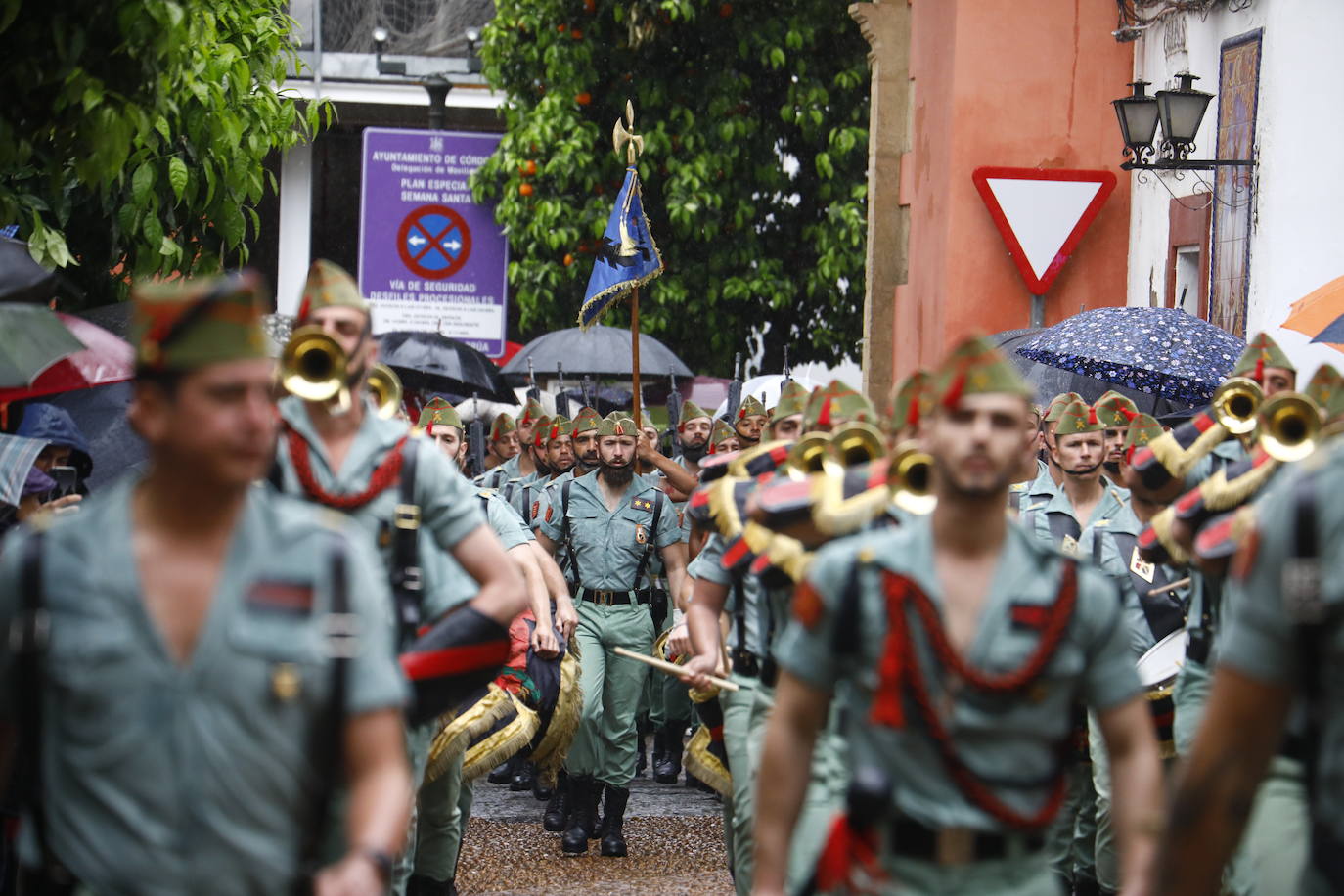 Las imágenes del vía crucis del Señor de la Caridad de Córdoba el Viernes Santo de 2024