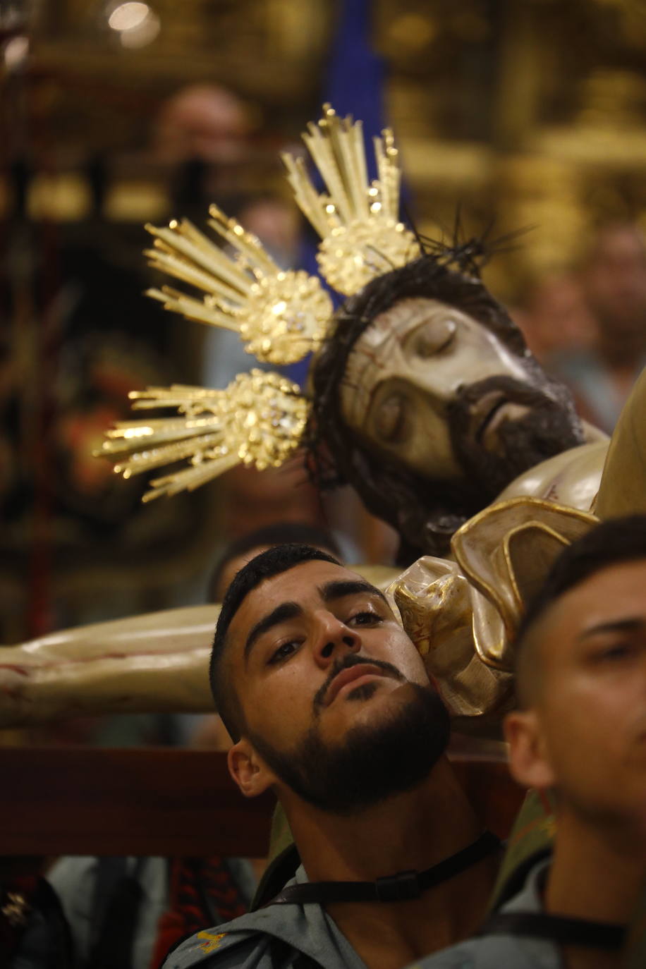 Las imágenes del vía crucis del Señor de la Caridad de Córdoba el Viernes Santo de 2024