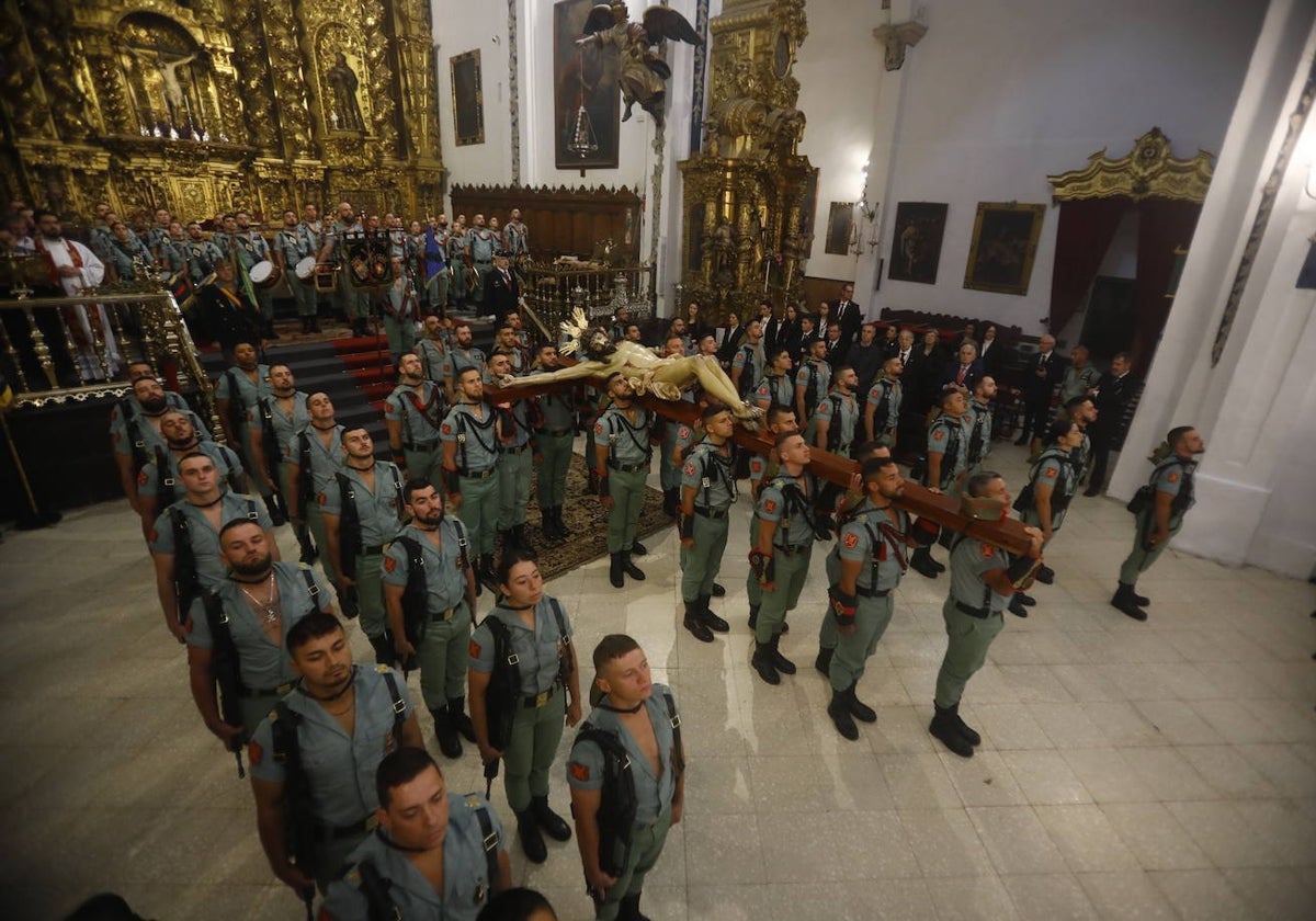 El Señor de la Caridad, a hombros de los hermanos de honor del Tercio Gran Capitán