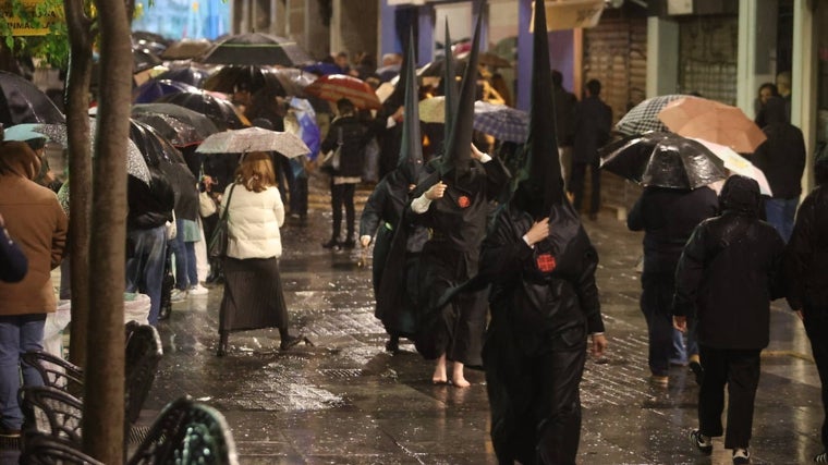Nazarenos del Santo Sepulcro, bajo la lluvia