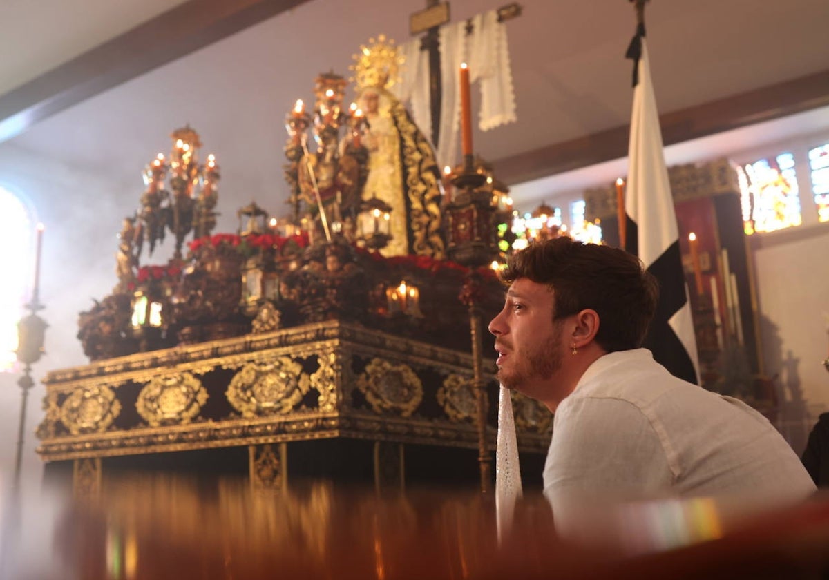 Un nazareno de la Soledad llora junto a la Virgen