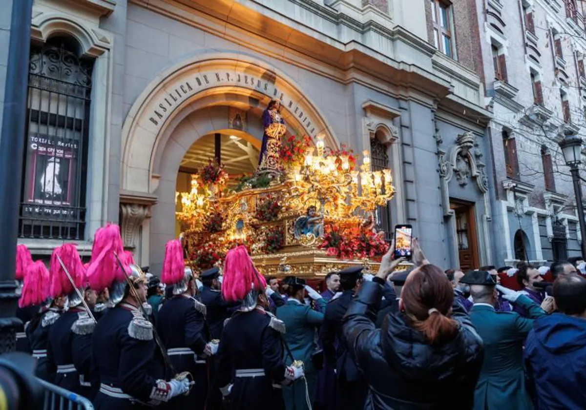 Jesús de Medinaceli, a la salida de la Basílica