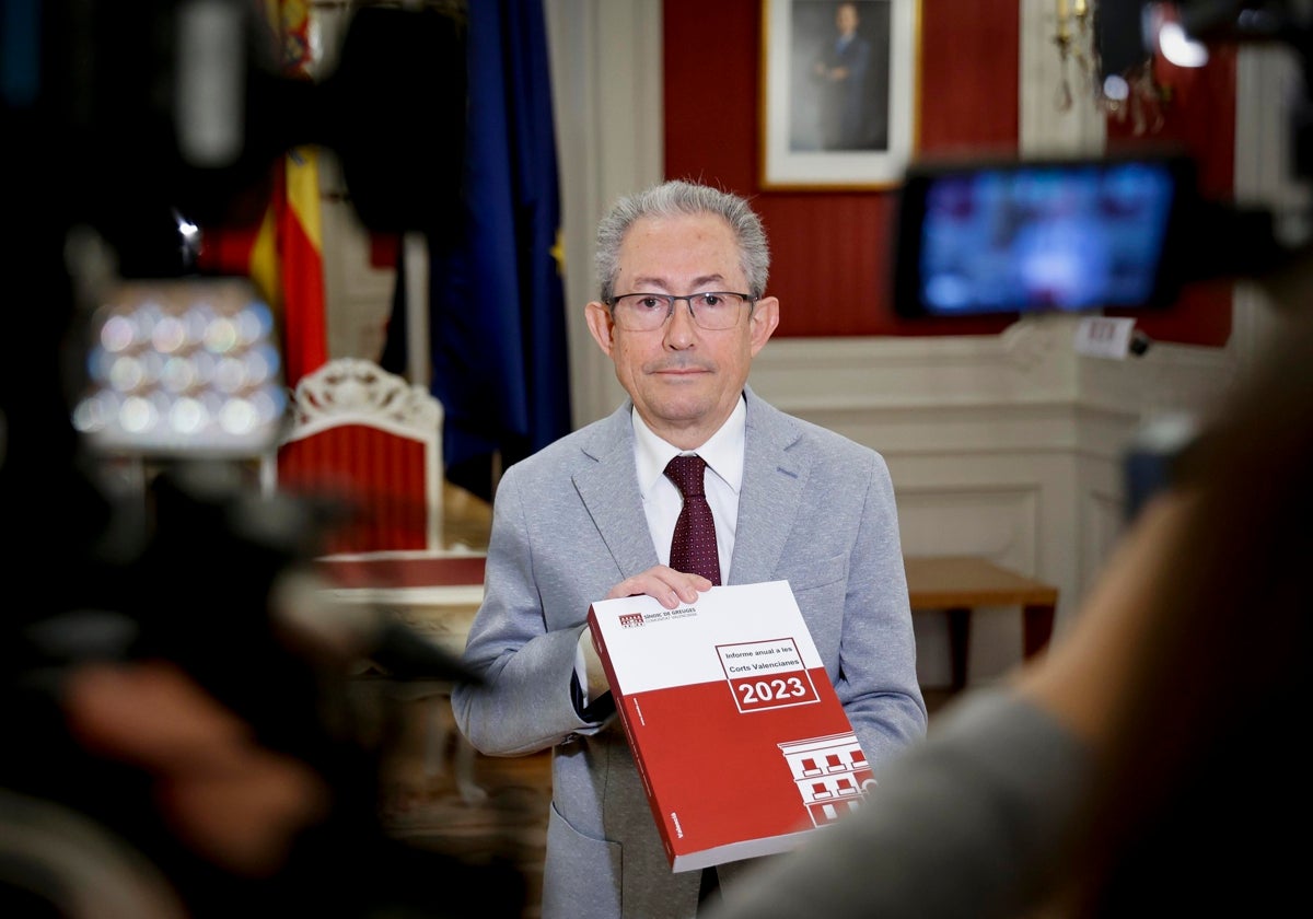 Imagen del síndic Ángel Luna posando con la memoria de 2023