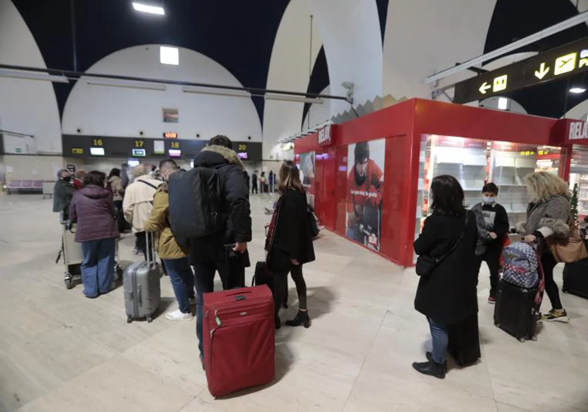 Viajeros en aeropuerto de Sevilla