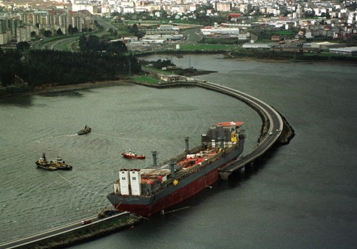 El barco-plataforma, «Discoverer Enterprise», de bandera panameña junto al puente de «A Pías», en Ferrol, donde embarrancó tras romper amarras y navegar a la deriva desde el astillero «Astano», donde se preparaba para ser entregada a la empresa norteamericana «Trasnocean Company Incorporated»