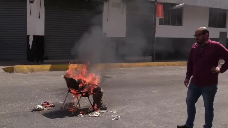 Manifestantes en Caracas queman figura del candidato antichavista Rosales para recrear muerte de Judas
