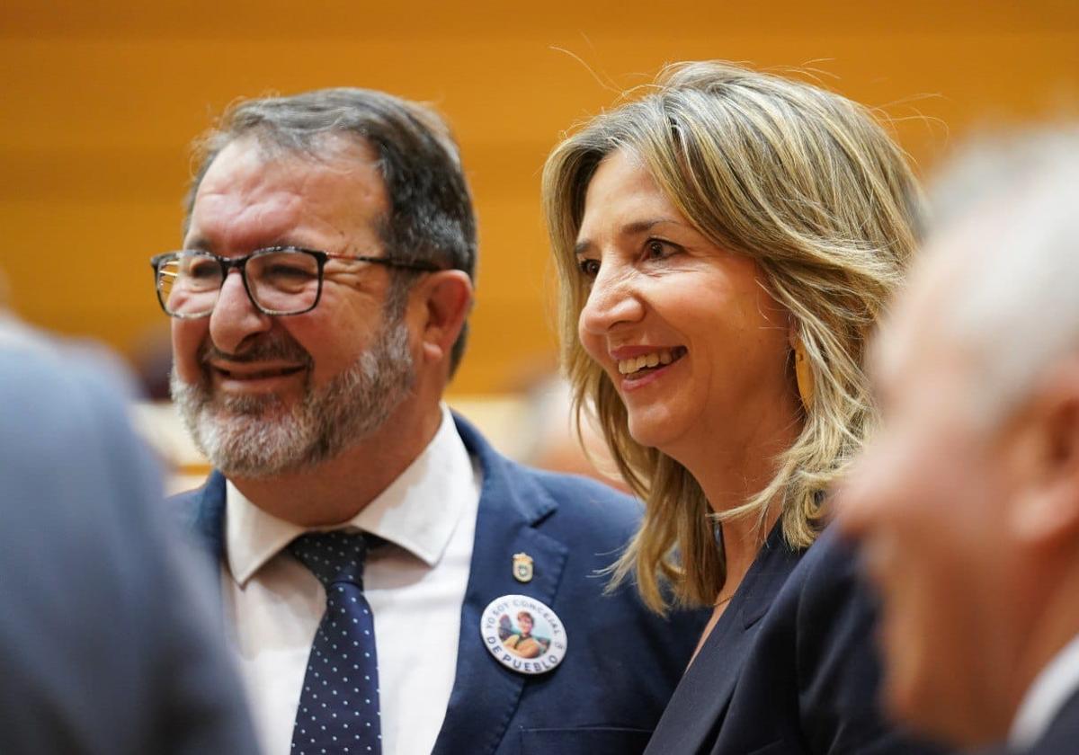 El senador Julián Ávila, junto a Alicia García, portavoz del PP en el Senado