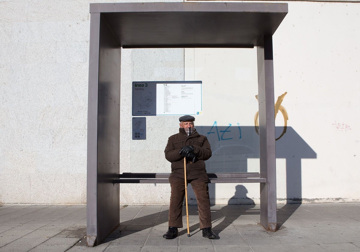 Un mayor, al resguardo y al sol en la provincia de Zamora