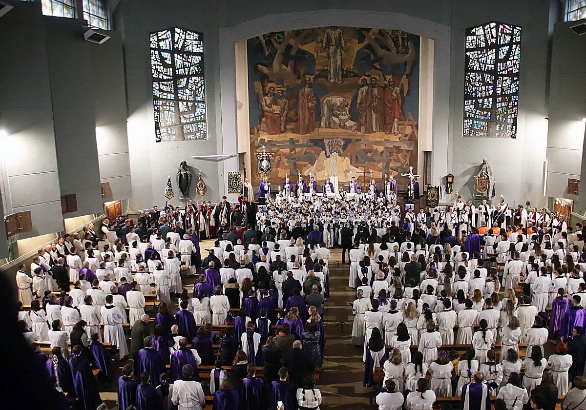 En León, la lluvia ha obligado a celebrar a cubierto el encuentro entre el Cristo Resucitado y la Virgen María