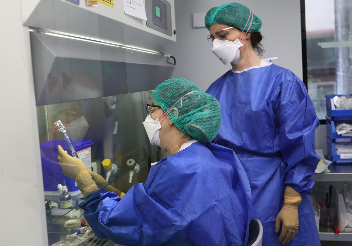 Sanitarios trabajando en la 'sala blanca' del Hospital Río Carrión de Palencia, donde se preparan los medicamentos