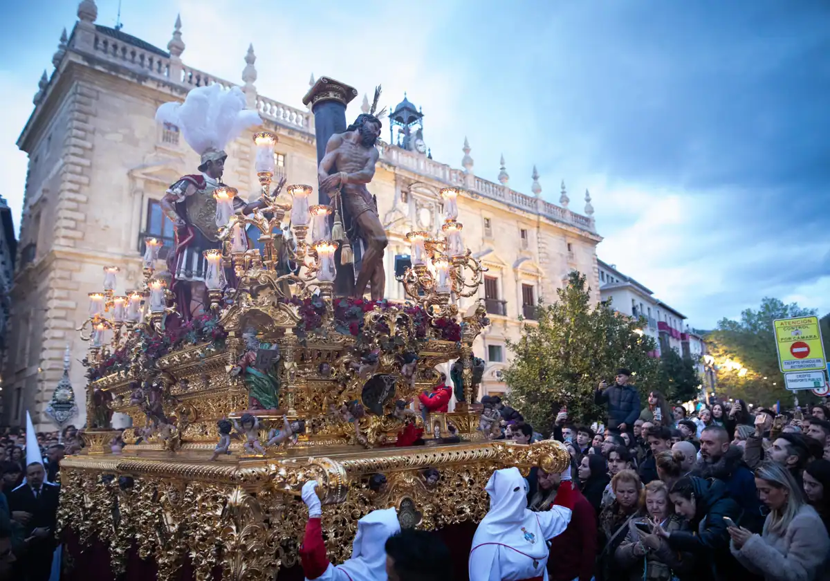 Una de las procesiones del Jueves Santo, el único día en el que salieron todas en Granada