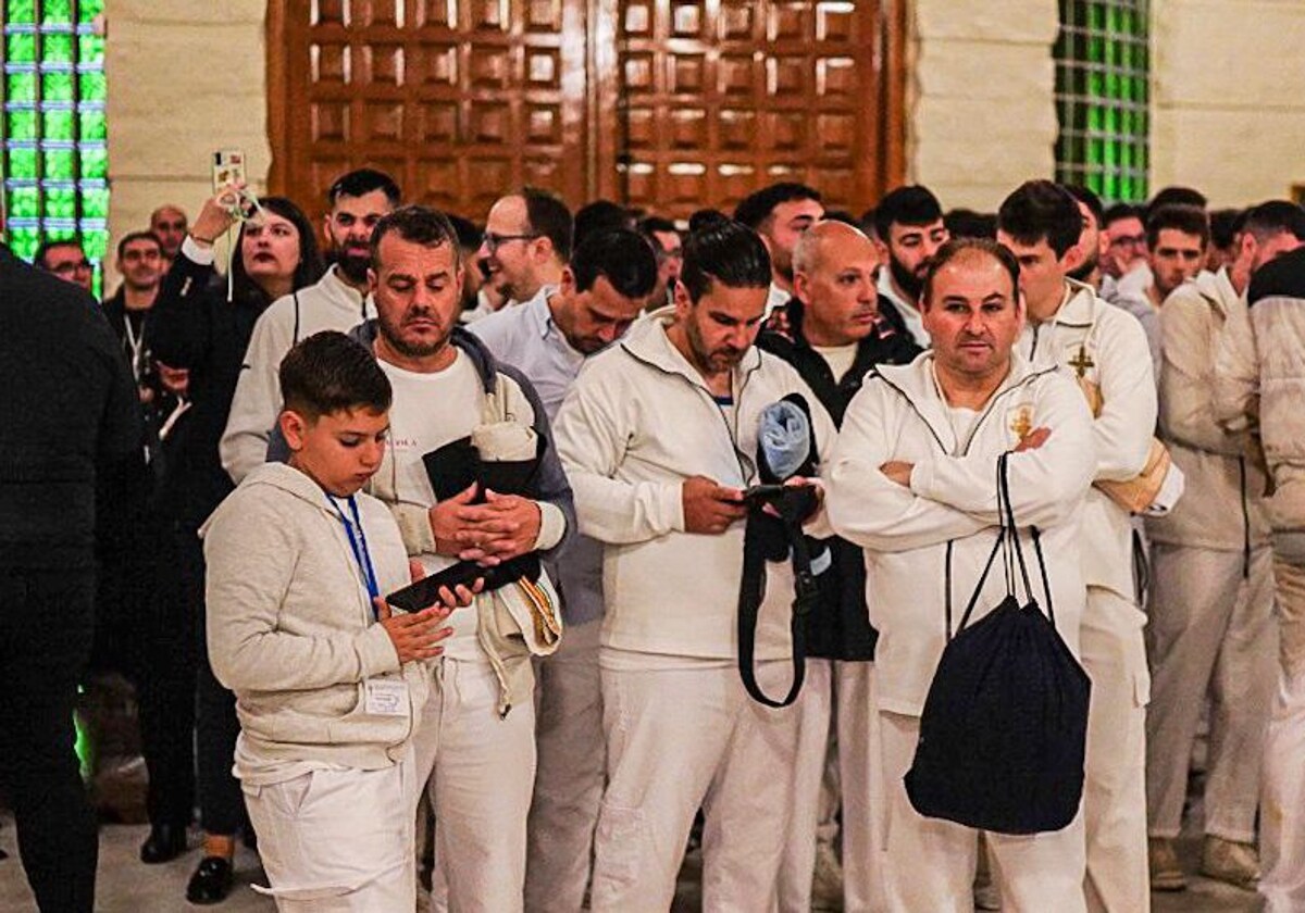 Hermanos de la Cofradía del Resucitado, este domingo tras conocerse la anulación de su salida procesional