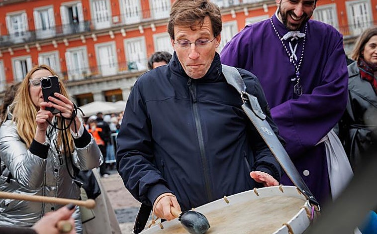 Imagen principal - El alcalde de la capital española ha estado presente en la Plaza Mayor durante la tamborrada a cargo de la la Cofradía del Descendimiento de la Cruz y Lágrimas de Nuestra Señora de Zaragoza, que ha puesto el broche final a la Semana Santa madrileña.
