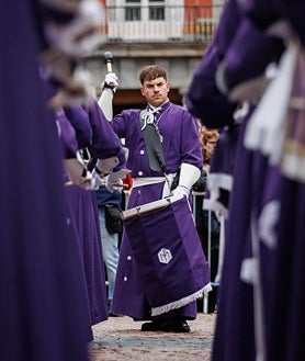 Imagen secundaria 2 - El alcalde de la capital española ha estado presente en la Plaza Mayor durante la tamborrada a cargo de la la Cofradía del Descendimiento de la Cruz y Lágrimas de Nuestra Señora de Zaragoza, que ha puesto el broche final a la Semana Santa madrileña.