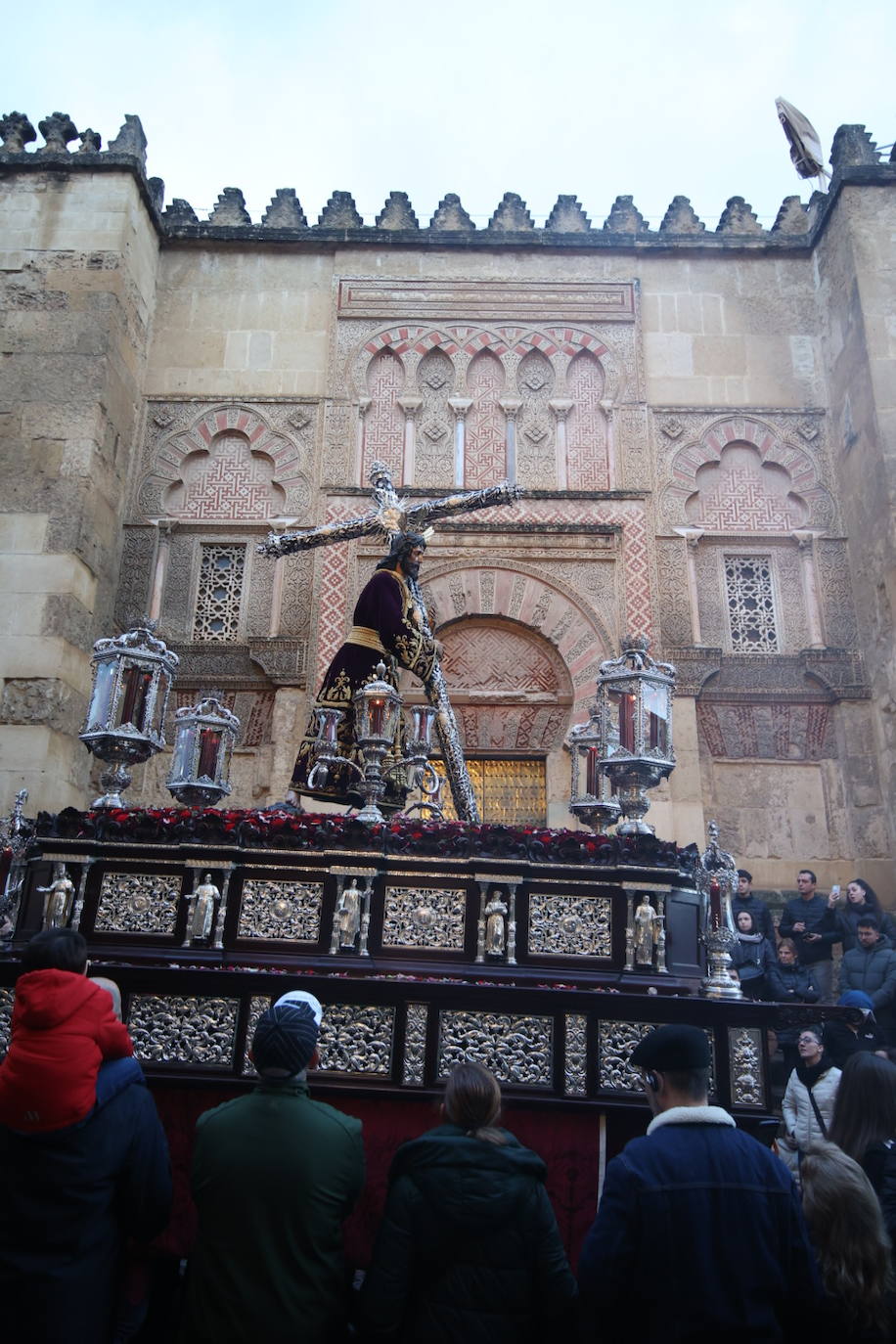 Fotos: los bellos traslados del Amor y la Vera-Cruz desde la Catedral de Córdoba a sus templos