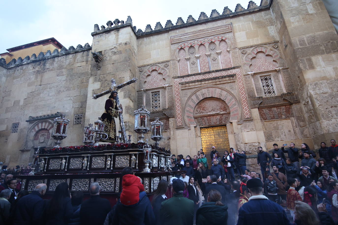 Fotos: los bellos traslados del Amor y la Vera-Cruz desde la Catedral de Córdoba a sus templos