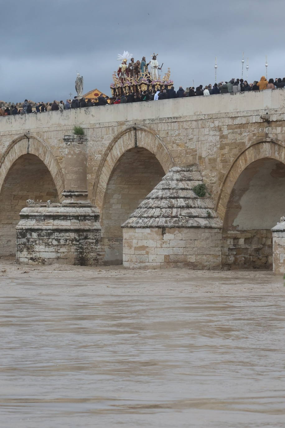 Fotos: los bellos traslados del Amor y la Vera-Cruz desde la Catedral de Córdoba a sus templos