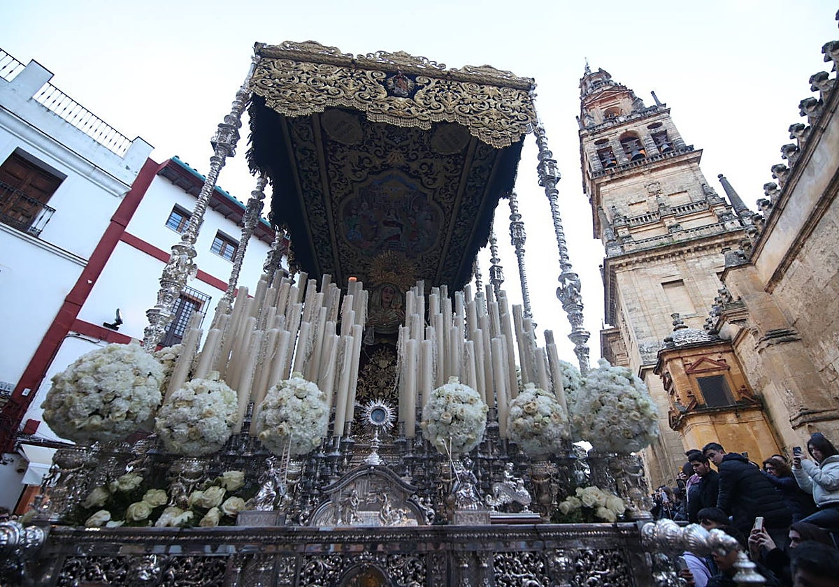 Palio de la Virgen del Dulce Nombre, de la archicofradía de la Vera-Cruz, durante su traslado el Domingo de Resurrección