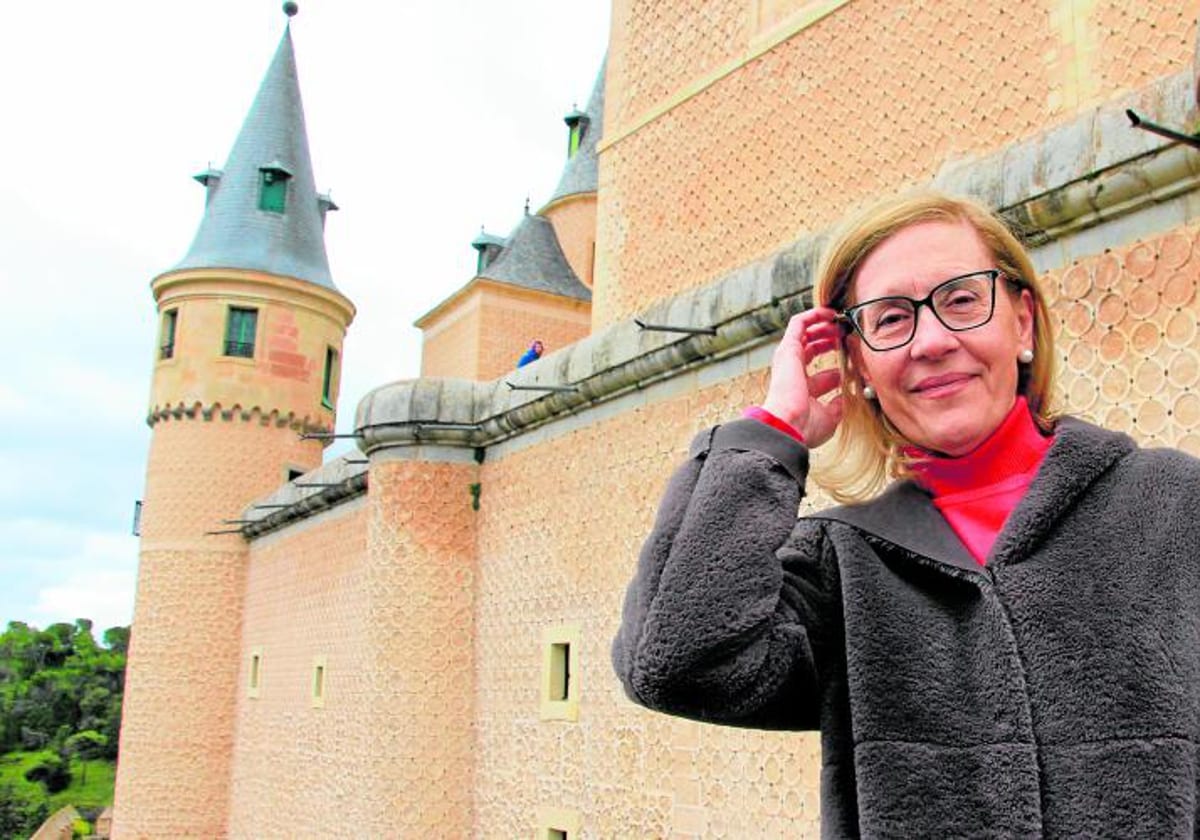 Concepción Herrero, frente al Alcázar de Segovia, de cuyo Patronato ha sido nombrada vocal